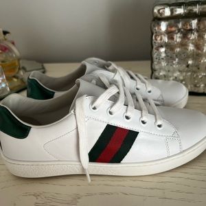 Barely used Gucci tennis shoes
